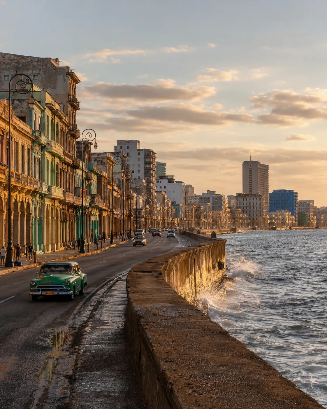 Recargas a Cuba online — El Malecón de La Habana, mujer enviando recarga Cubacel y Tarjeta Clásica con ACR Pay
